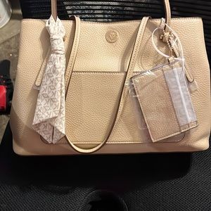 Anne Klein crossbody.  Brown medium sized. No stains and no cracks.